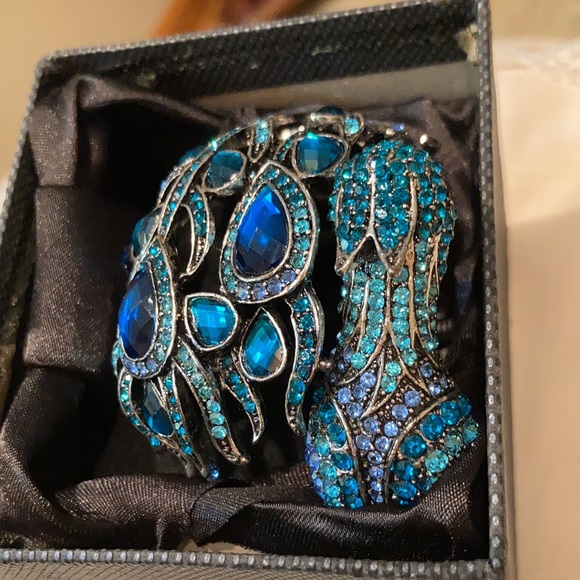 PEACOCK Bracelet 3”width. Fits 6-8” wrist. Expandable with spring closure. Stone - Picture 6 of 8